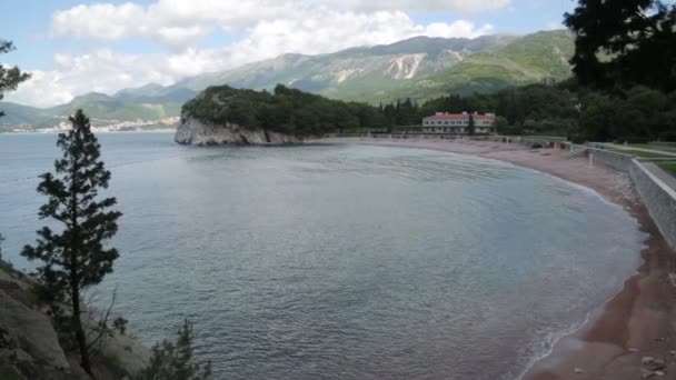 Pantai Picturesque Dekat Pulau Sveti Stefan Pantai Turis Dengan Pasir — Stok Video