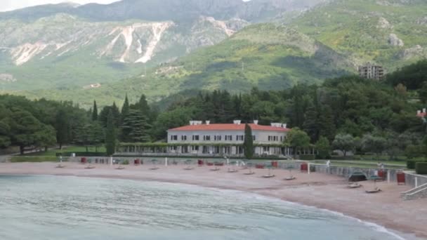 Pantai Picturesque Dekat Pulau Sveti Stefan Pantai Turis Dengan Pasir — Stok Video