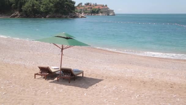 Costa Pitoresca Perto Ilha Sveti Stefan Praia Turística Com Areia — Vídeo de Stock