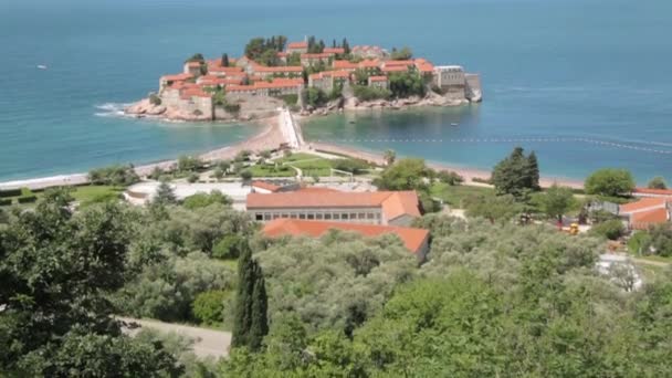 La côte pittoresque de l'île de Sveti Stefan. Vues touristiques de la vieille ville depuis la montagne .