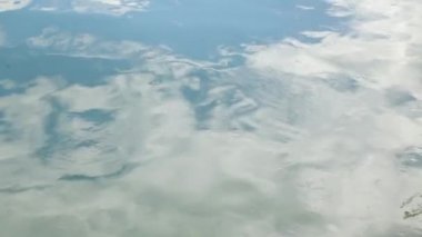 Kıyıya yakın deniz suyunda güneş parlaması. Demirde iskele ve çelik kolları sudan çıkmak için Karadağ'da.