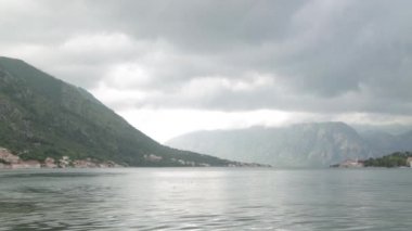 Sakin havalarda pitoresk Kotor Körfezi. Karadağ 'da popüler turistik yerler ve manzaralar.