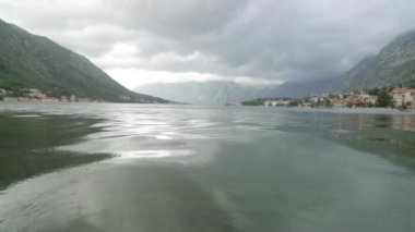 Sakin havalarda pitoresk Kotor Körfezi. Karadağ 'da popüler turistik yerler ve manzaralar.