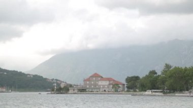 Sakin havalarda pitoresk Kotor Körfezi. Karadağ 'da popüler turistik yerler ve manzaralar.