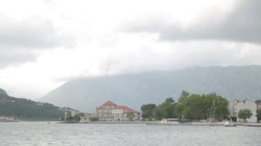 Sakin havalarda pitoresk Kotor Körfezi. Karadağ 'da popüler turistik yerler ve manzaralar.