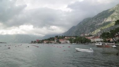 Sakin havalarda pitoresk Kotor Körfezi. Karadağ 'da popüler turistik yerler ve manzaralar.