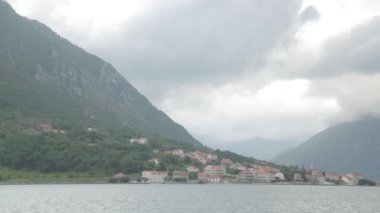 Sakin havalarda pitoresk Kotor Körfezi. Karadağ 'da popüler turistik yerler ve manzaralar.