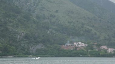 Sakin havalarda pitoresk Kotor Körfezi. Karadağ 'da popüler turistik yerler ve manzaralar.