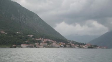 Sakin havalarda pitoresk Kotor Körfezi. Karadağ 'da popüler turistik yerler ve manzaralar.