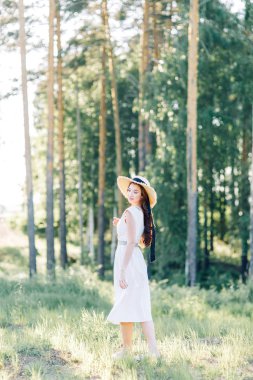 Yaz parkta yürür. Ormanda yürüyen sevimli romantik kız. 