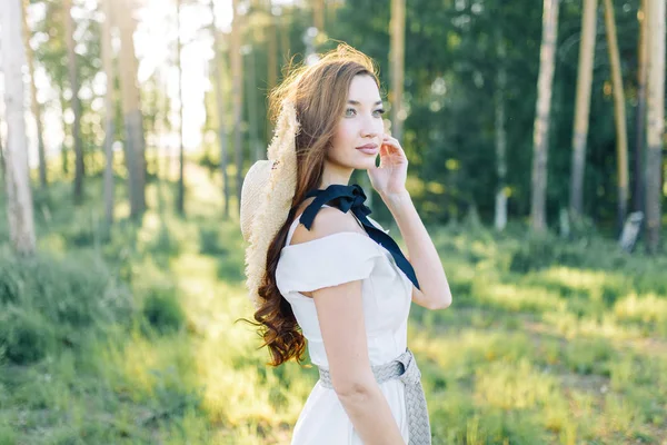 夏は公園を散歩します 森の中を歩くかわいいロマンチックな女の子 — ストック写真