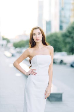  Yaz görünümü ve beyaz elbise. Lüks daireler ile zarif bir kız portreler.