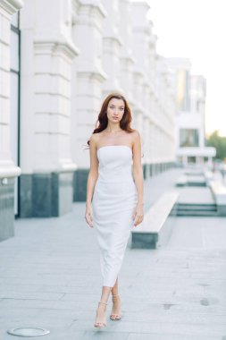  Yaz görünümü ve beyaz elbise. Lüks daireler ile zarif bir kız portreler.