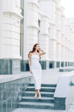  Yaz görünümü ve beyaz elbise. Lüks daireler ile zarif bir kız portreler.