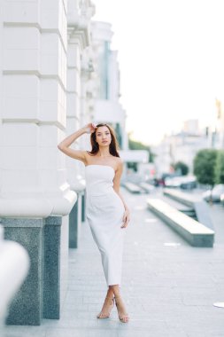  Yaz görünümü ve beyaz elbise. Lüks daireler ile zarif bir kız portreler.