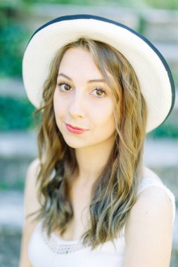 Kotor, Karadağ'da yaz fotoğraf çekimi. Beyaz elbise ve şapka lı güzel kız. 