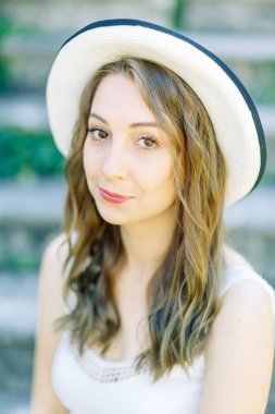 Kotor, Karadağ'da yaz fotoğraf çekimi. Beyaz elbise ve şapka lı güzel kız. 