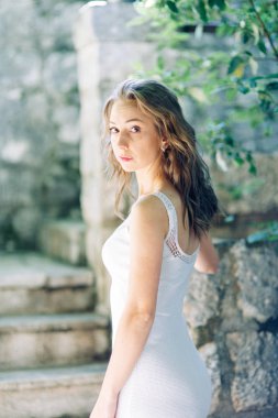 Kotor, Karadağ sokaklarında yaz fotoğraf çekimi. Beyaz elbise ve şapka lı güzel kız. 