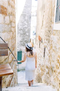 Kotor, Karadağ sokaklarında yaz fotoğraf çekimi. Beyaz elbise ve şapka lı güzel kız. 