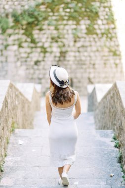 Kotor, Karadağ sokaklarında yaz fotoğraf çekimi. Beyaz elbise ve şapka lı güzel kız. 