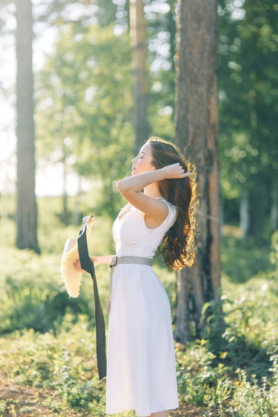 夏は公園を散歩します 森の中を歩くかわいいロマンチックな女の子 — ストック写真