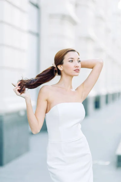 Look Verão Vestido Branco Retratos Uma Menina Elegante Com Apartamentos — Fotografia de Stock