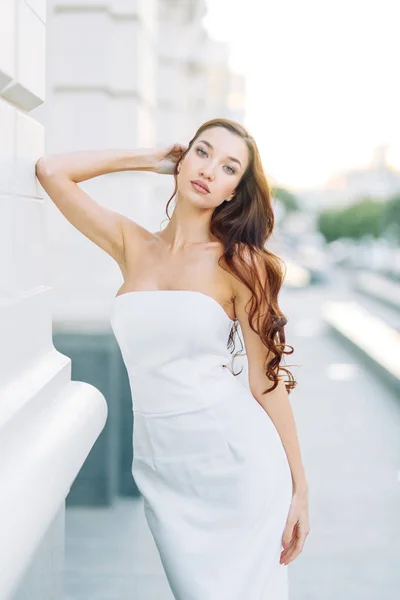 Mirada Verano Vestido Blanco Retratos Una Chica Elegante Con Apartamentos — Foto de Stock