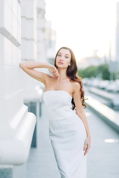 Mirada Verano Vestido Blanco Retratos Una Chica Elegante Con Apartamentos — Foto de Stock