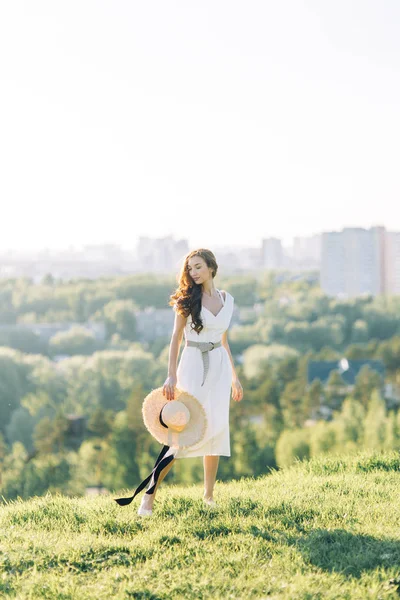 漂亮的女孩在白色的衣服和帽子 日落时分在公园拍摄夏季照片 — 图库照片