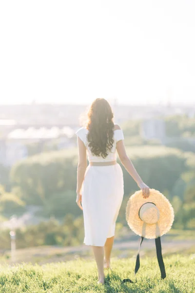 漂亮的女孩在白色的衣服和帽子 日落时分在公园拍摄夏季照片 — 图库照片