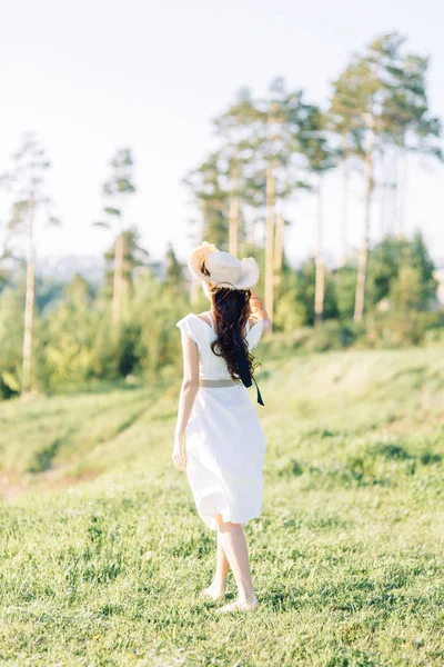 白いドレスと帽子の美しい女の子 日没時の公園での夏の写真撮影 — ストック写真