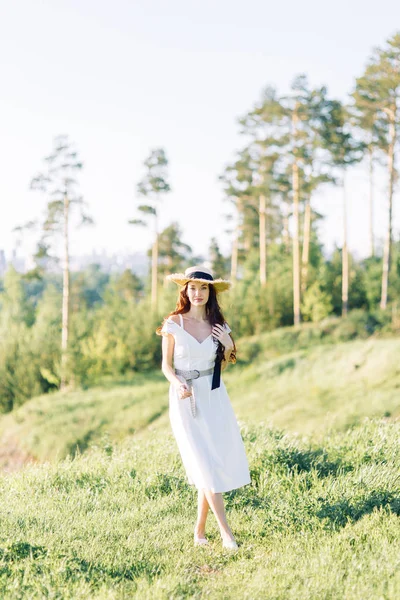 Belle Fille Robe Blanche Chapeau Séance Photo Été Dans Parc — Photo