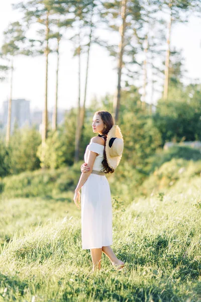 漂亮的女孩在白色的衣服和帽子 日落时分在公园拍摄夏季照片 — 图库照片