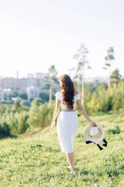 漂亮的女孩在白色的衣服和帽子 日落时分在公园拍摄夏季照片 — 图库照片