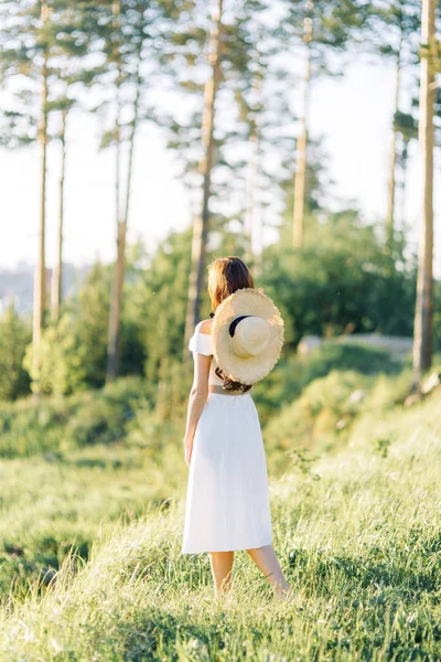 Belle Fille Robe Blanche Chapeau Séance Photo Été Dans Parc — Photo