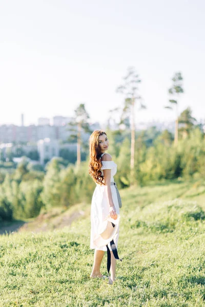 白いドレスと帽子の美しい女の子 日没時の公園での夏の写真撮影 — ストック写真