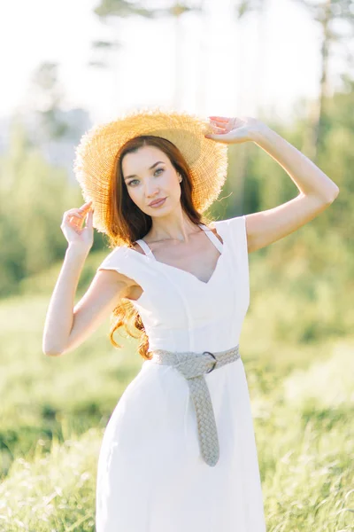 Hermosa Chica Vestido Blanco Sombrero Sesión Fotos Verano Parque Atardecer —  Fotos de Stock