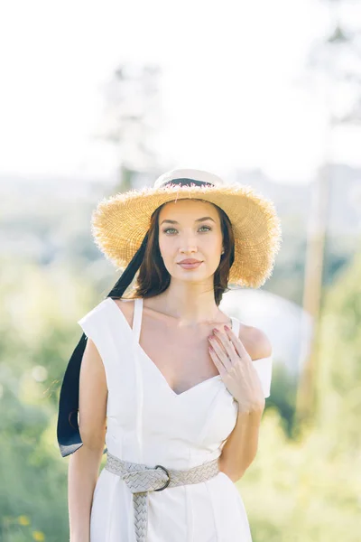 白いドレスと帽子の美しい女の子 日没時の公園での夏の写真撮影 — ストック写真