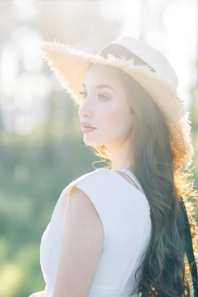Menina Bonita Vestido Branco Chapéu Fotografia Verão Parque Pôr Sol — Fotografia de Stock
