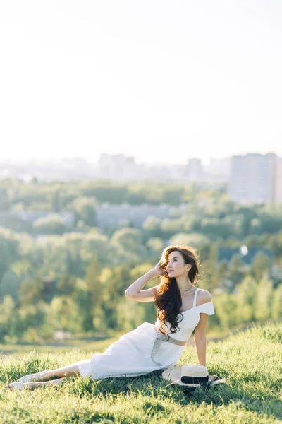 漂亮的女孩在白色的衣服和帽子 日落时分在公园拍摄夏季照片 — 图库照片