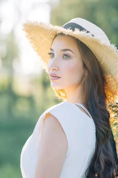 Hermosa Chica Vestido Blanco Sombrero Sesión Fotos Verano Parque Atardecer —  Fotos de Stock