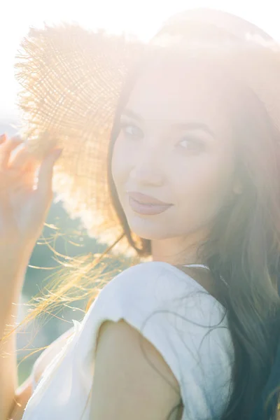 Hermosa Chica Vestido Blanco Sombrero Sesión Fotos Verano Parque Atardecer —  Fotos de Stock