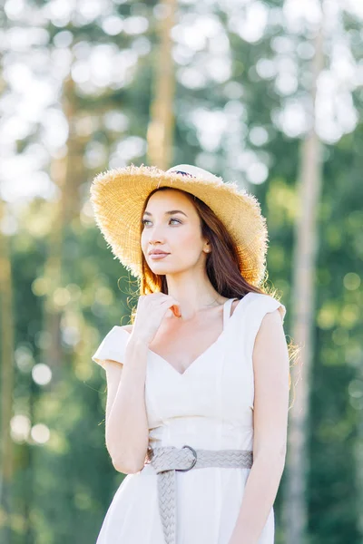 Beautiful Girl White Dress Hat Summer Photo Shoot Park Sunset — 스톡 사진