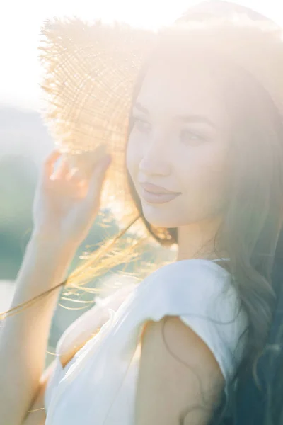 Krásná Dívka Bílých Šatech Klobouku Letní Fotka Parku Při Západu — Stock fotografie