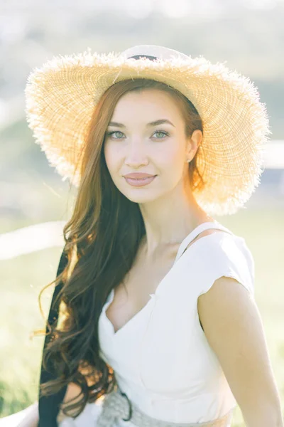 Bella Ragazza Abito Bianco Cappello Scatto Fotografico Estivo Nel Parco — Foto Stock