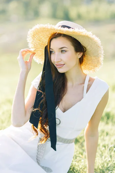 Hermosa Chica Vestido Blanco Sombrero Sesión Fotos Verano Parque Atardecer — Foto de Stock