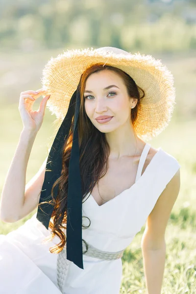 Hermosa Chica Vestido Blanco Sombrero Sesión Fotos Verano Parque Atardecer —  Fotos de Stock