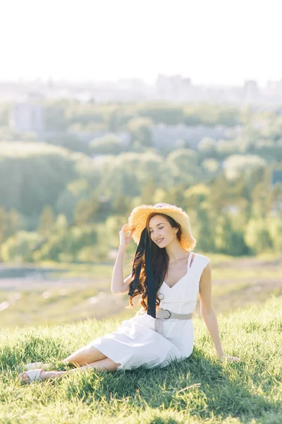 Hermosa Chica Vestido Blanco Sombrero Sesión Fotos Verano Parque Atardecer —  Fotos de Stock