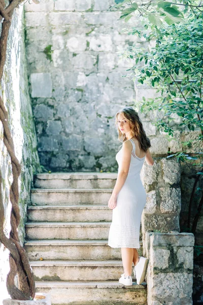Nyári Fotózásra Utcáin Kotor Montenegró Gyönyörű Lány Fehér Ruhában Kalapban — Stock Fotó