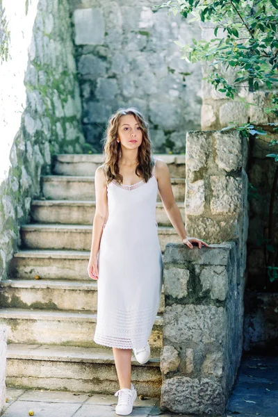 Nyári Fotózásra Utcáin Kotor Montenegró Gyönyörű Lány Fehér Ruhában Kalapban — Stock Fotó